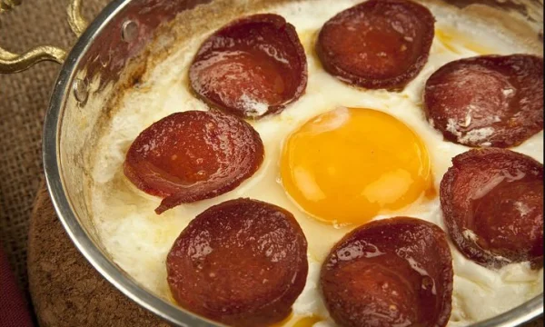 Ovos com Sucuk
