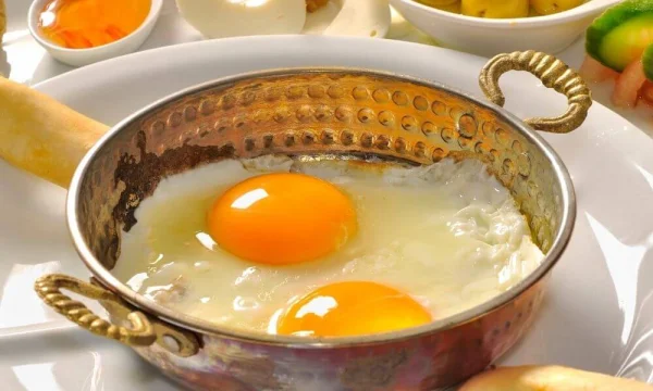 Ovos fritos na frigideira