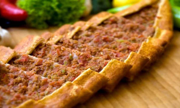Pide con carne macinata