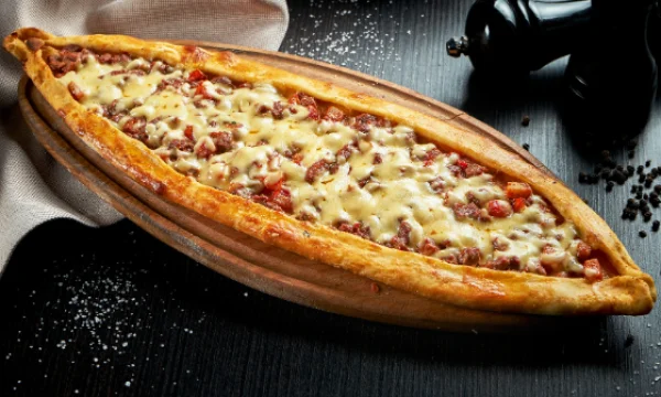 Pide con carne macinata e formaggio