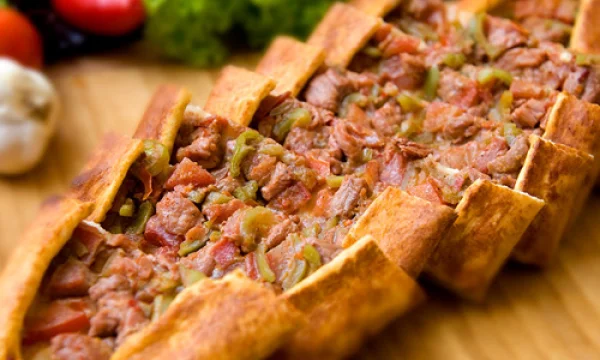 Pide con carne a cubetti